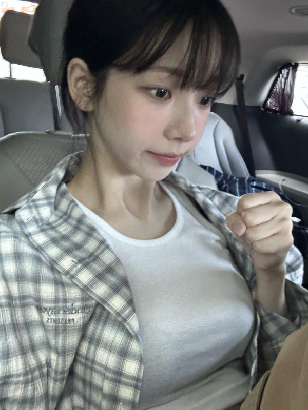 주먹 불끈 에스파 카리나