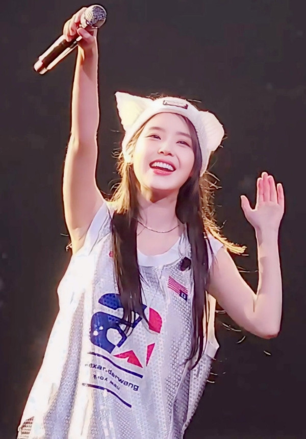 호응 유도하는 아이유