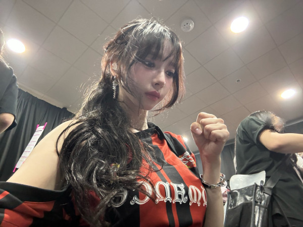 주먹 불끈 에스파 카리나