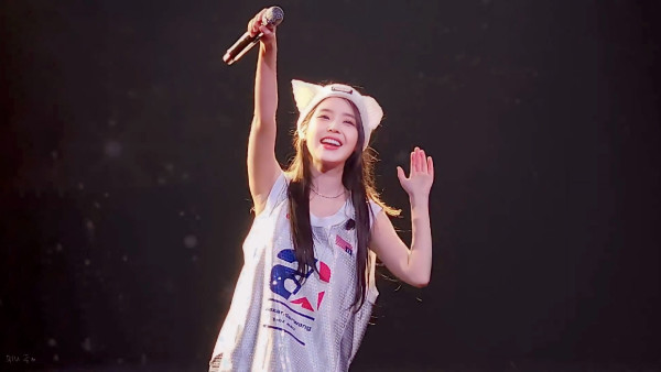 호응 유도하는 아이유