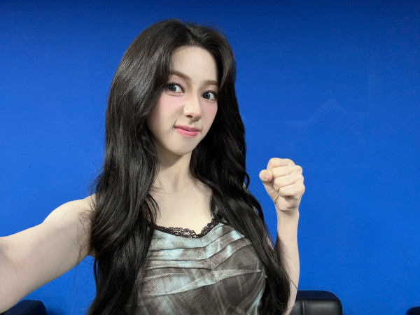 주먹 불끈 에스파 카리나